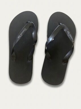 NWT Elmwood Spa flip flops